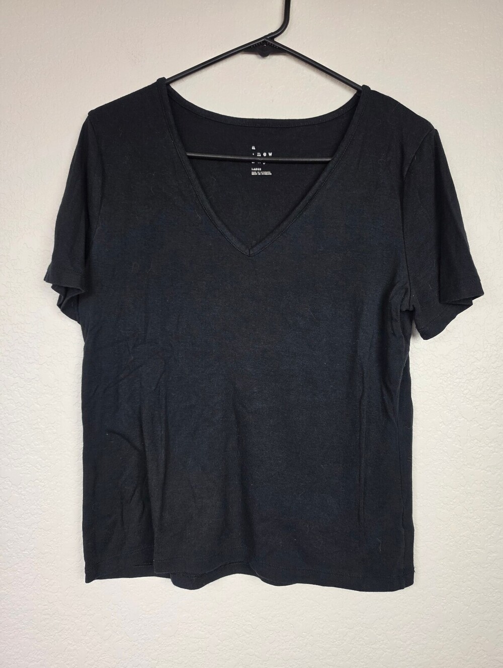 a new day Women's Black V-Neck T-Shirt Large